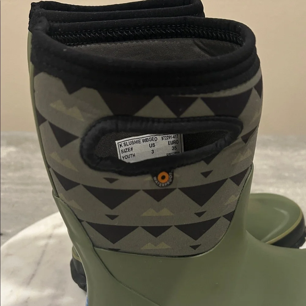 Green and Black Patterned Rain Boots size Y3